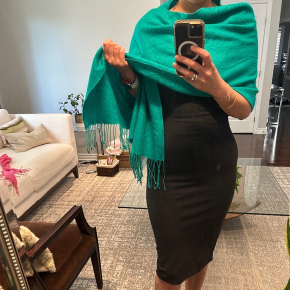 100 percent wool green scarf/wrap - Picture 7 of 8